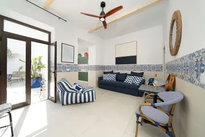 Image de Stylish 3br townhouse near Portimão promenade, 15 mins to Praia da Rocha. Private unit in historic building with shared patio, Ac in all rooms, fast Wi-Fi, and modern comforts.