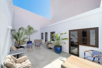 Image de Stylish 6-7 Bedroom townhouse by Portimão promenade, short distance to Praia da Rocha. Historic Home with large patio, Ac in all rooms, fast Wi-Fi, and modern comforts.