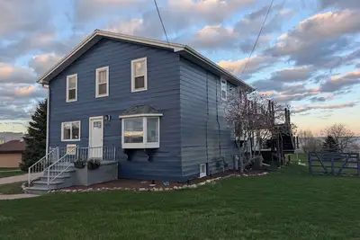 Image de Beachfront home with beautiful view! Spacious 4-bedroom in charming Kewaunee.