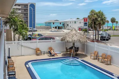 Image de Whole Condo sleeps 4+  With Pool across from Beach