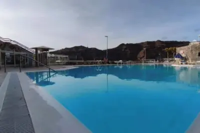 Image de Maison chaleureuse avec terrasse et accès à la piscine!