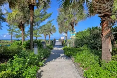 Image de Steps to Beach & Tranquility, #4 Second floor apartment w/ balcony, Second Floor Apartment with Balc