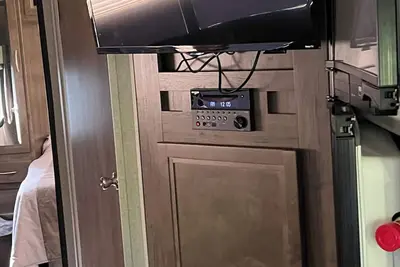 Image de Come pull this travel trailer with your truck and take it to your favorite spot