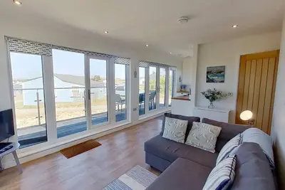 Image de A newly renovated chalet with a fabulous enclosed deck and close to the beach.