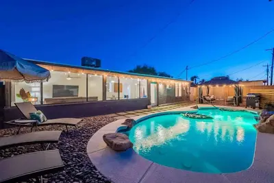 Spacious 5br Retreat + Game Room