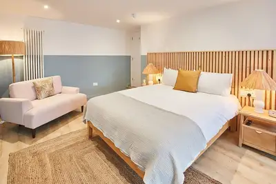 Image de Quadruple-de Luxe-Sdb privée avec douche-Vue sur Rue