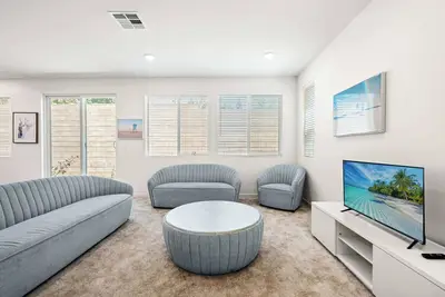 Image de Sunny & Stylish Near La 4br Home w Desks & Lounge