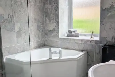 Image de Appartement-Moderne-Salle de bain privée séparée