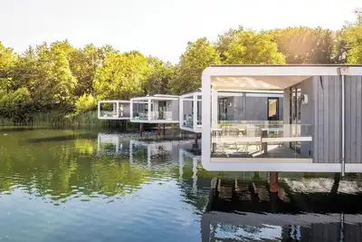Image de Modern 4-person lodge extending 12 metres over the water, with walk-in shower, designer kitchen and stunning lakeview terrace.