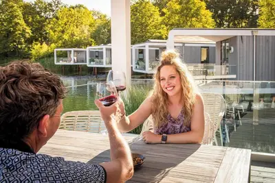 Image de Stylish 5-person lodge with a terrace extending over the lake, luxury kitchen, walk-in shower and air conditioning.
