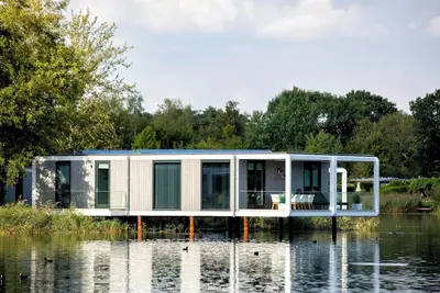 Image de Luxury 6-person lodge with three bathrooms, wine fridge and spacious terrace extending 12 metres over the lake.