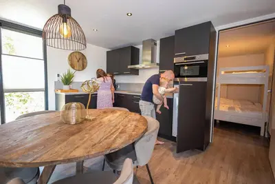Image de Stylish 5-person forest house with spacious terrace and forest views – ideal for families or small groups seeking peace and comfort.