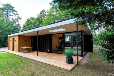Image de Stylish eco-cottage in a forest setting with covered terrace, modern kitchen and ideal for families who love nature and comfort.