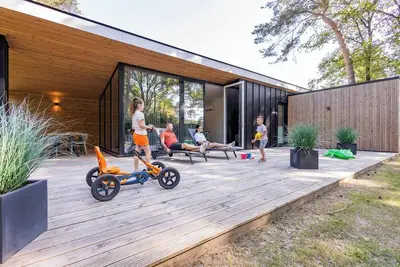 Image de Spacious eco-cottage for six, with modern kitchen and large terrace, set in peaceful woodlands at Breebronne in North Limburg.