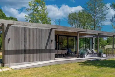 Image de Elegant forest villa with luxury kitchen, large terrace and three bedrooms – ideal for families or friends looking to relax in nature.