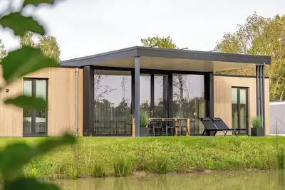 Image de Bright forest lodge with three private bathrooms and a large terrace – perfect for a stylish nature getaway with family or friends.