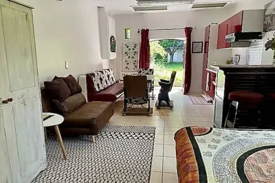 Image de La Janounine, charmant studio dans un parc privé avec piscine.