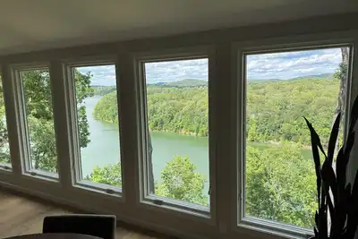 Image de Lakefront Luxe! 3-bedroom 3-Bath condo with lake view in enchanting Woodson Bend