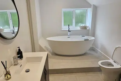 Image de The Old Forge\nCosy 4-bed home near Bath & the Cotswolds. Perfect for groups