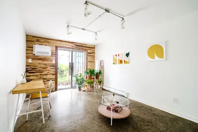 Image de Bright & Spacious Garden Apartment with workspace in Vibrant Bushwick + Parking!