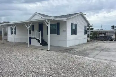 Image de The Flamingo at Sandpiper 2 bed 2 bath waterfront location with dock and lift