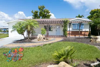 Image de Waterfront getaway direct Gulf access, open living area two bed and two baths