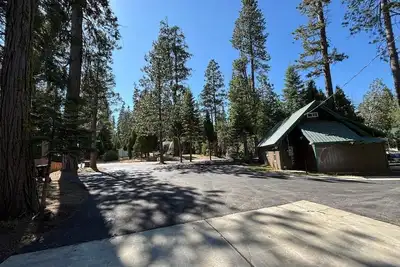 Image de Remodeled Cabin on Large Flat Lot with Boat Large Parking Near Serene Meadow