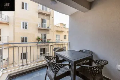 Image de Stp017 - 3br Aldo · Spacious, 3br property with a large Sofa & Wifi