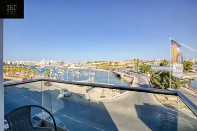 Image de Seafront home with Private Balcony & Wifi in Gzira