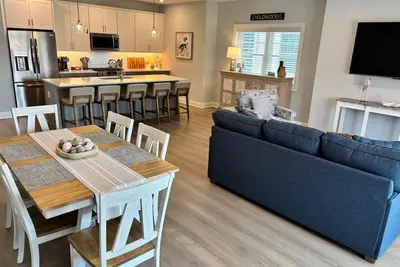 Image de 3-Bed/2. 5-Bath Wildwood condo with WiFi, Ac, near Beach/Boards/Bars Sleeps 10
