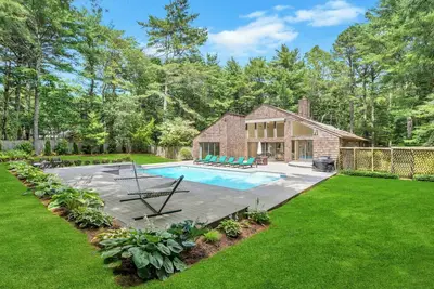 Image de Bright & Modern East Hampton Retreat with Private Pool and Lush Yard