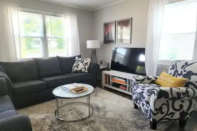 Image de One Block from Grape Jamboree in Downtown Geneva!