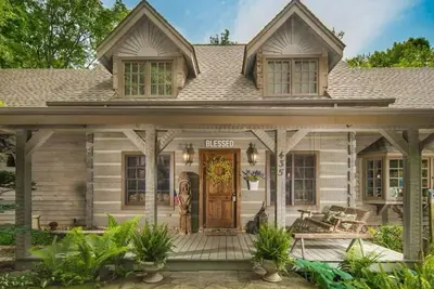 Image de Cabin with 4br/3ba and Queen Sofa where there’s something for all ages to enjoy!