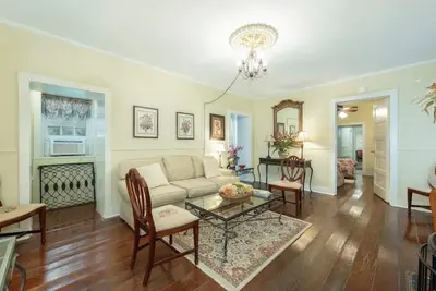 Image de Charming 2br Historic Kitchen House Steps from Colonial Lake & King Street