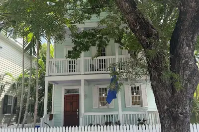 Image de 5-bedroom resort style home in awesome Key West with large pool and private deck
