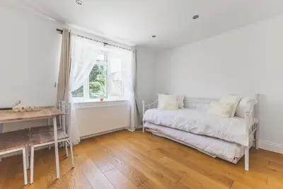 Image de 1-Bed Flat + Free Parking Near Richmond Park