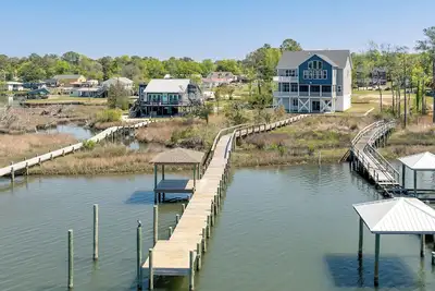 Image de New Spacious 5-bedroom house - Inter-coastal Waterfront 8 mi to N Topsail Beach