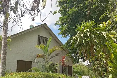 Image de 3-Bedroom house, air-conditioned, private kitchen, private bathroom, living room and a private garden.