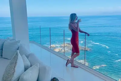 Image de 2-bedroom modern unit, breathtaking ocean views, steps from the beach