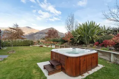 Image de Alpine Comfort: Family Home with Mountain Views & Garden
