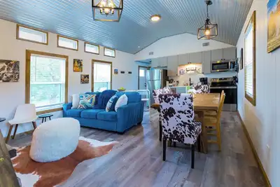 Image de Shady Grove – Tranquil Hill Country Cabin for 8 Near Pedernales Falls