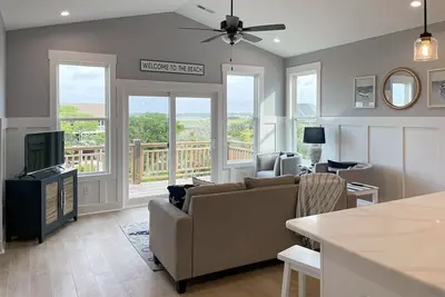Image de Stunning water view home with viewing decks, close to beach and attractions
