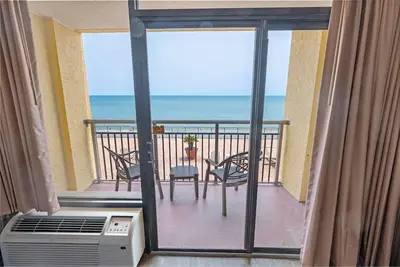 Image de Honeymoon King Suite – Caravelle Resort
