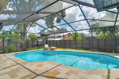 Image de 2 Blocks to Golf Course: Spacious Tampa Home!