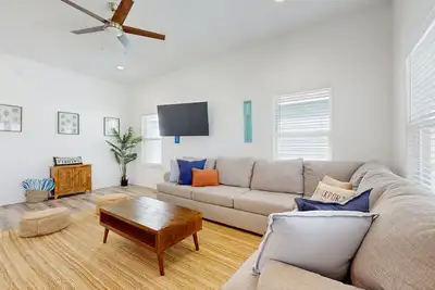 Image de Dog-friendly retreat with games for all ages & stunning views - steps to sand