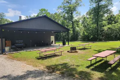 Image de Charming 2-bedroom lodge with WiFi, Ac, quietly tucked away in the woods.