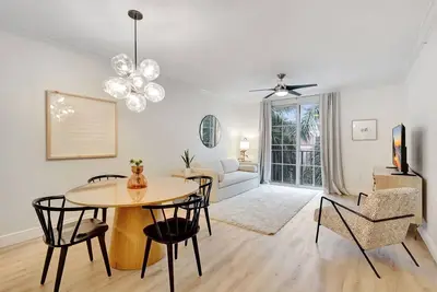 Image de Penthouse Chic in Downtown Wpb - 1br Condo w/ Pool, Gym & Garage Parking