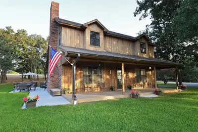 Image de 4-bedroom farmhouse in charming Burleson with WiFi, Ac. Book now