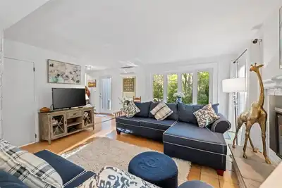 Image de 4-bedroom bungalow in enjoyable East Hampton with WiFi, Ac