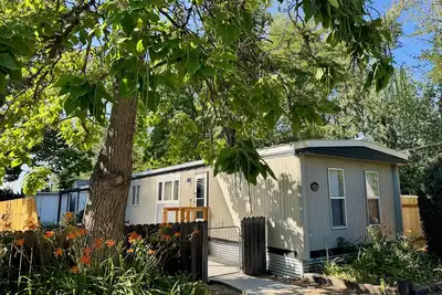 Image de Fully Renovated Riverfront Oasis with Private Yard right on the Boise River!